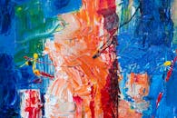 生动的色彩中，动态抽象绘画与大胆的丙烯酸笔触交织