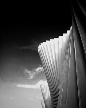 在戏剧性的天空映衬下，现代建筑呈现出黑白的抽象形态