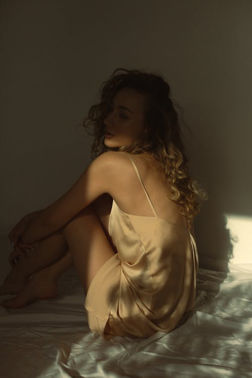 Darmowe zdjęcie z galerii z jedwabna sukienka, kobieta, łóżko