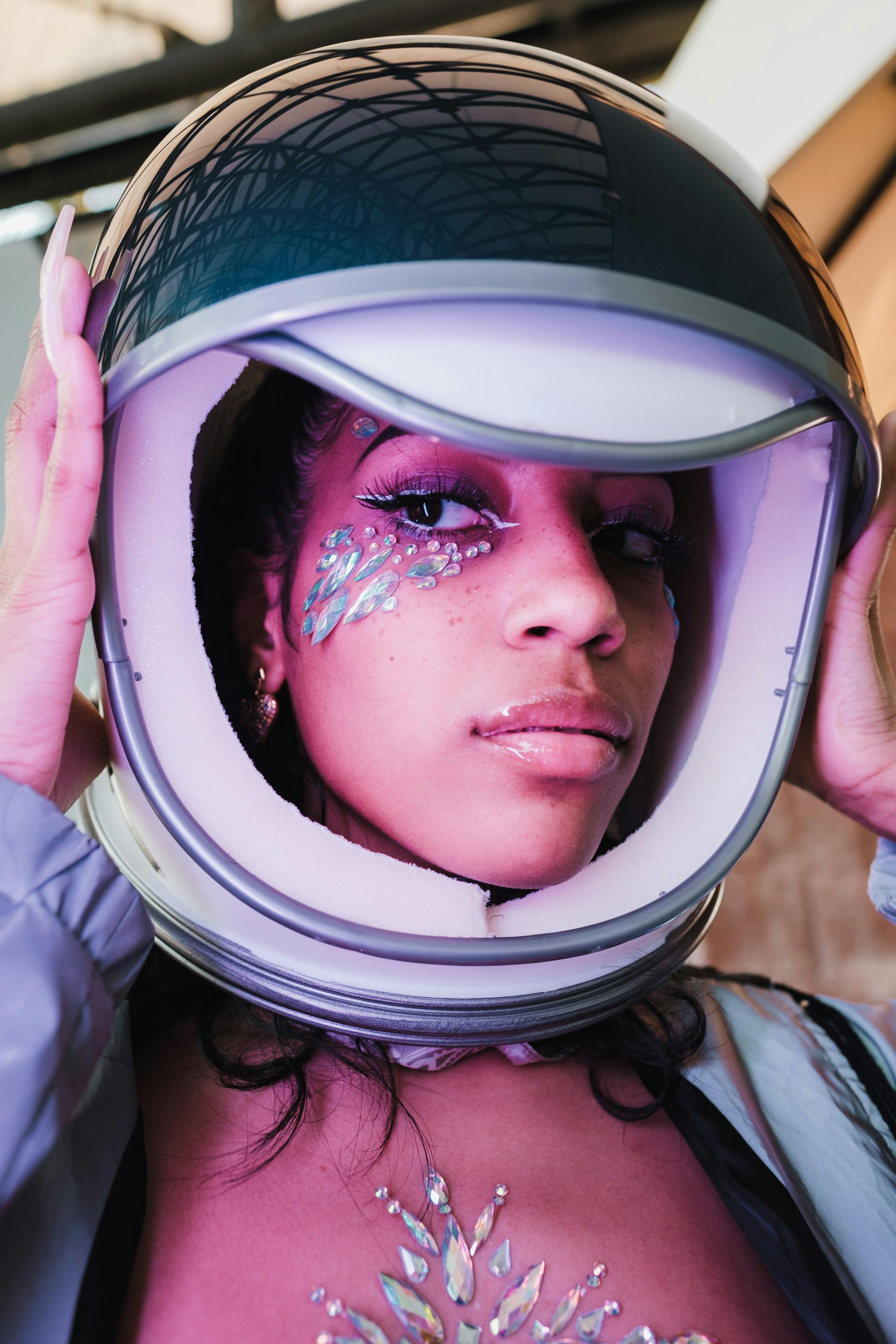 戴头盔的时尚女性肖像，面部装饰艺术，展现现代时尚