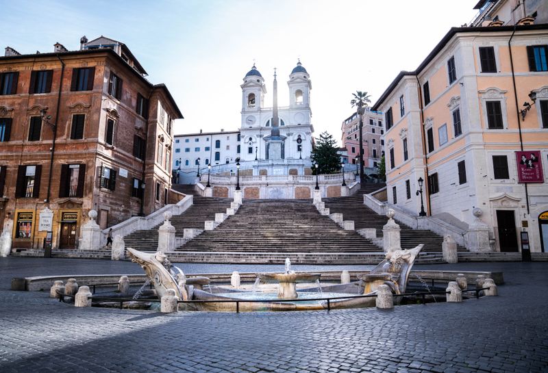 Scările Spaniole și fântâna Barcaccia din Piazza di Spagna, Roma