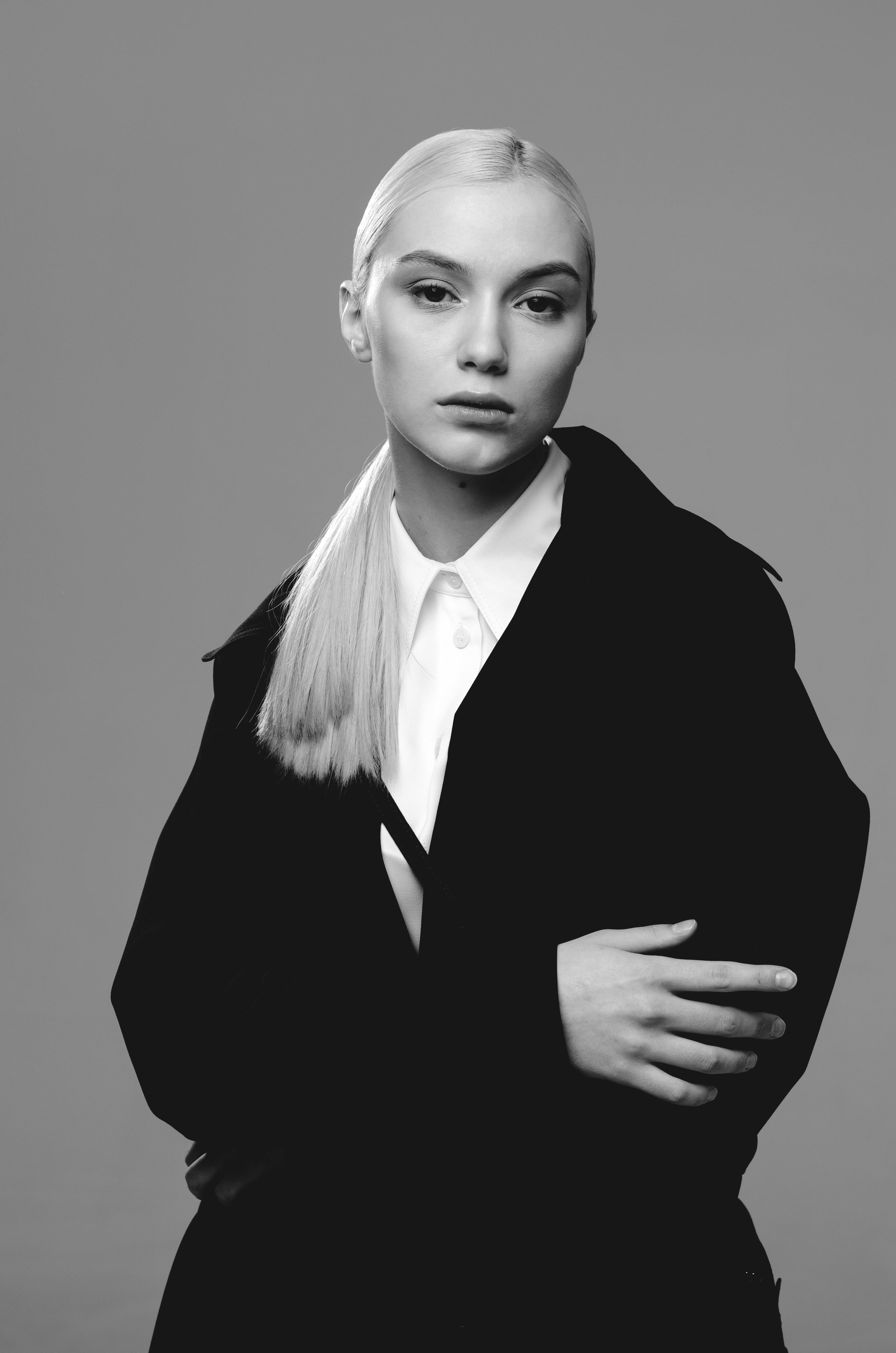 Kostnadsfria Kostnadsfri bild av allvarligt uttryck, blond, chic Stock foto