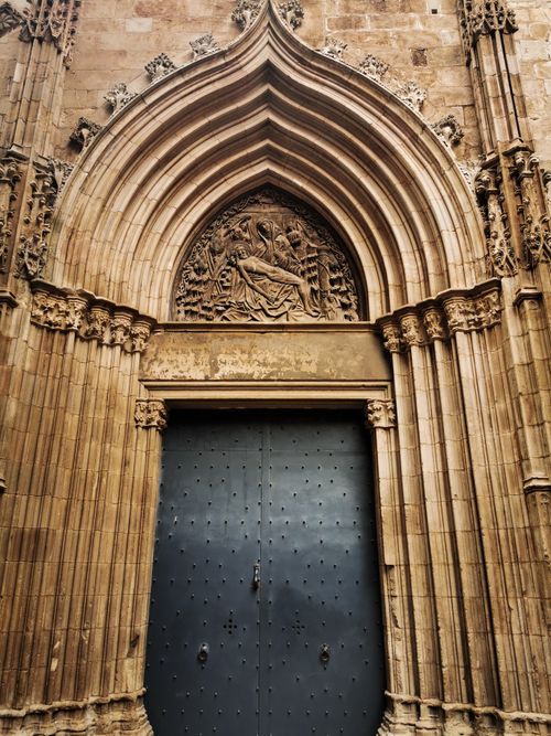 Free Intricate Gothic-style doorway of a famous Barcelona cathedral, showcasing architectural beauty. Stock Photo
