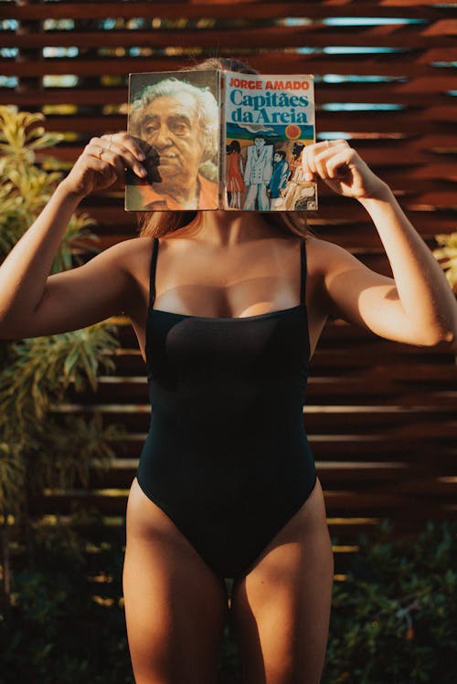 bezplatná Základová fotografie zdarma na téma bikini, časopis, černé plavky Základová fotografie
