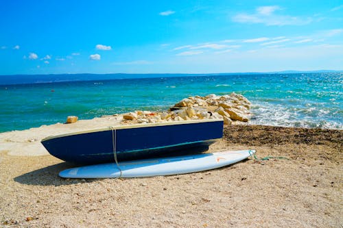 Perahu Kayu Biru Disamping Perairan