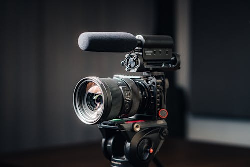Free vlogger camera setup with Sony A6300, Sigma 24-70 lens and a takstar shotgun microphone on a fluid head stand Stock Photo