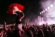 晚上，音乐会现场的人群充满活力地挥舞着旗帜