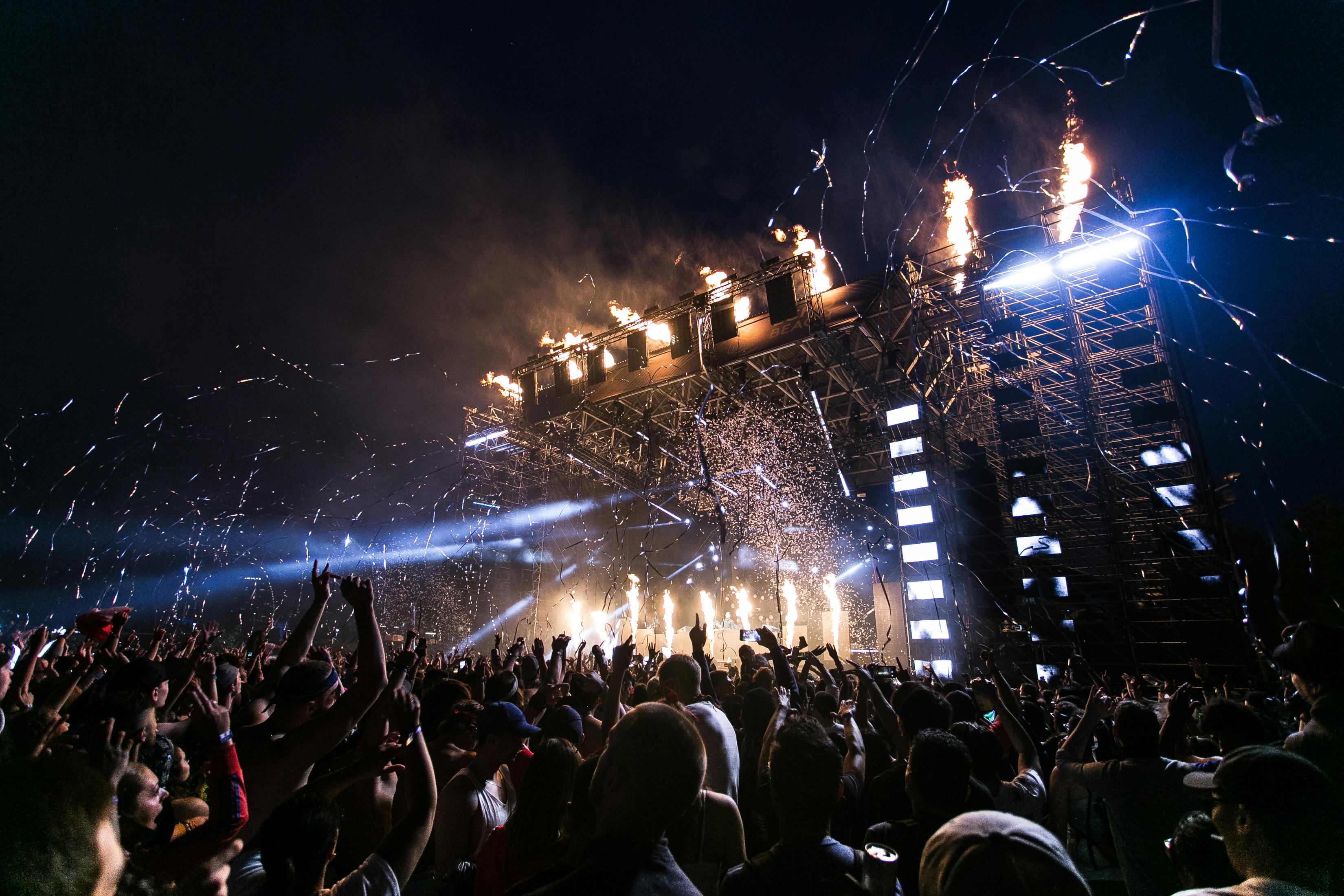 Thousands of people attend a concert. | Photo: Pexels