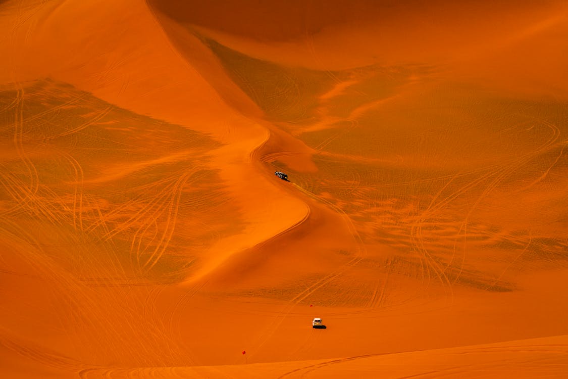 Бесплатное стоковое фото с Аэрофотосъемка, движущиеся автомобили, дюна