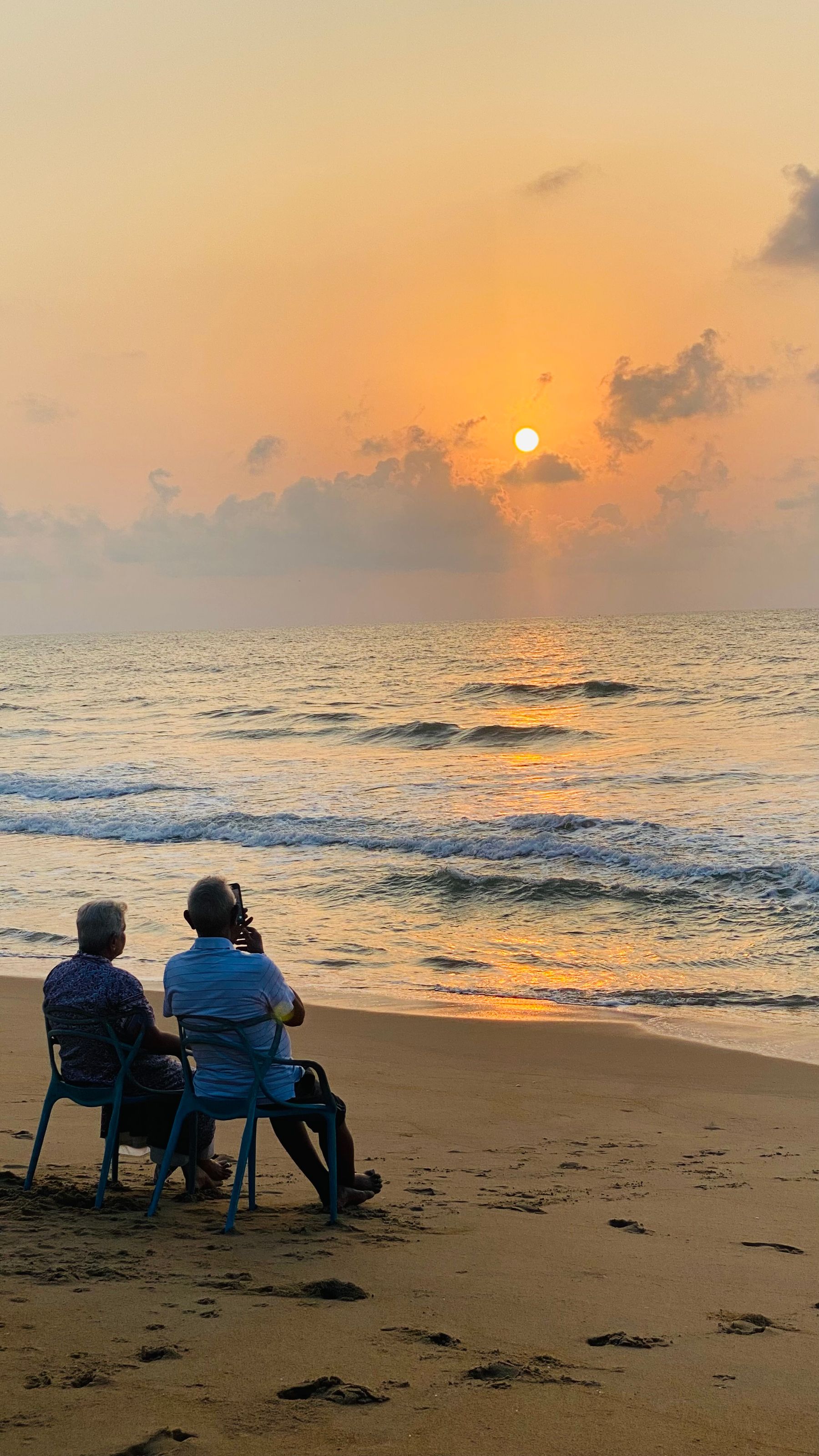972 Costa Brava Lifestyle — Elderly couple at sunrise by the sea