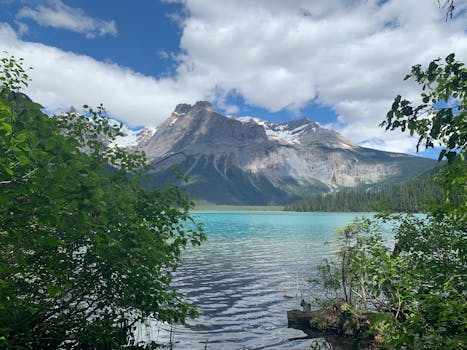 Stunning view of Emerald Lake surrounded by the Rocky Mountains in Yoho National Park, BC.