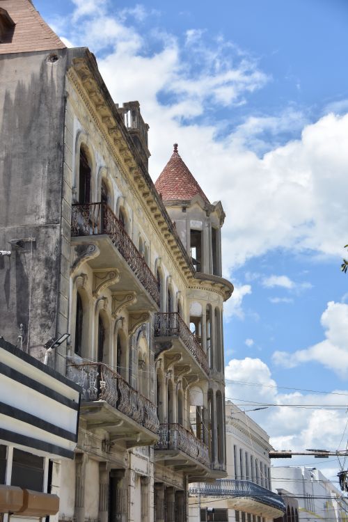Free Abandoned historic building with ornate architecture under a bright blue sky. Stock Photo