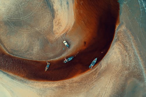 Gratis Fotografía Aérea De Cuatro Barcos Azules En Un Cuerpo De Agua Foto de stock