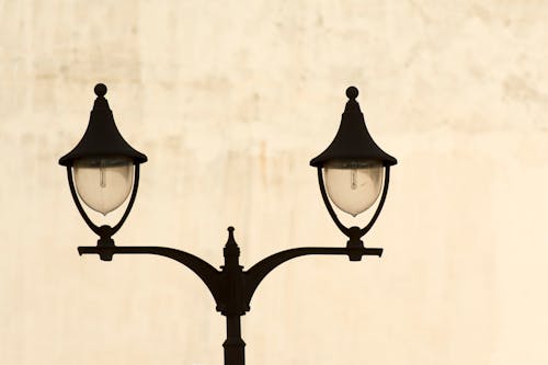 Fotobanka s bezplatnými fotkami na tému pouličné lampy, pouličné svetlá, stĺp verejného osvetlenia