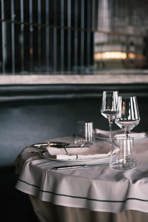 Free Elegant dining table setup with wine glasses and cutlery, perfect for a luxurious dining experience. Stock Photo