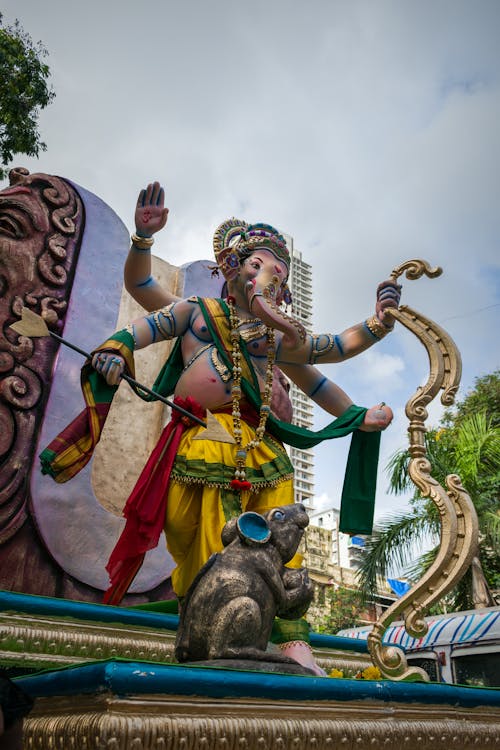 Free Ganesha Sculpture Under the Blue Sky Stock Photo