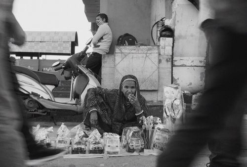 Free Captivating grayscale street photography featuring a merchant in Jaipur city. Stock Photo