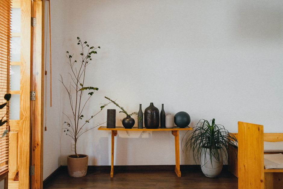 Japans geïnspireerde woonkamer met herfstdecoraties Japans geïnspireerde woonkamer met herfstdecoraties