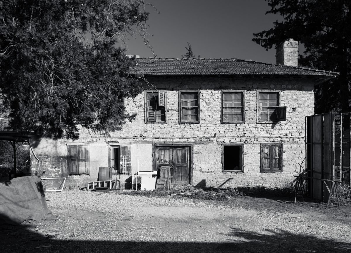Masía a vaciar en el campo