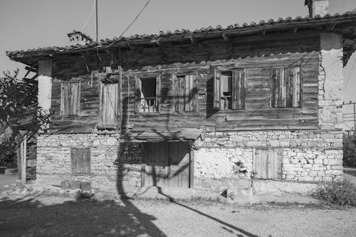 Free Grayscale Photo of an Abandoned House Stock Photo