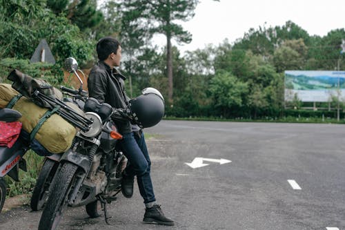 Foto De Hombre Sentado En Motocicleta