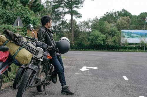 Foto Van Man Zittend Op Motorfiets