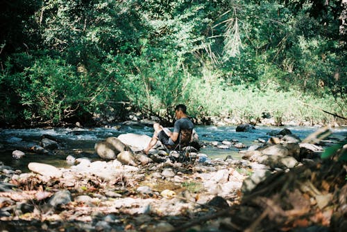 Homme Assis Sur Une Chaise De Camping Marron