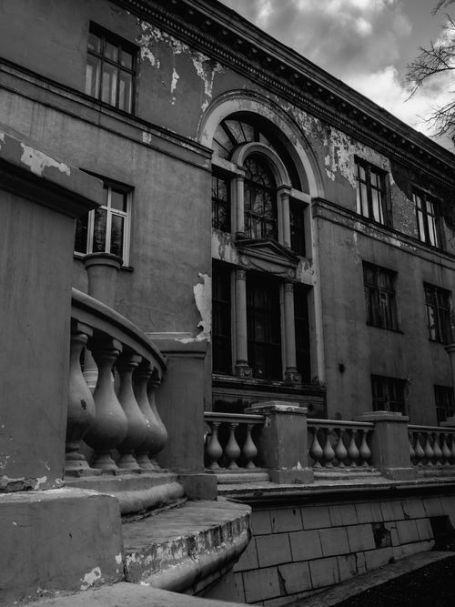 Free An old, deteriorating building captured in black and white highlights architectural details. Stock Photo