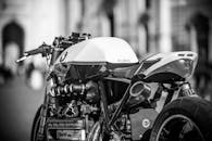 黑白镜头下的街头定制摩托车艺术
