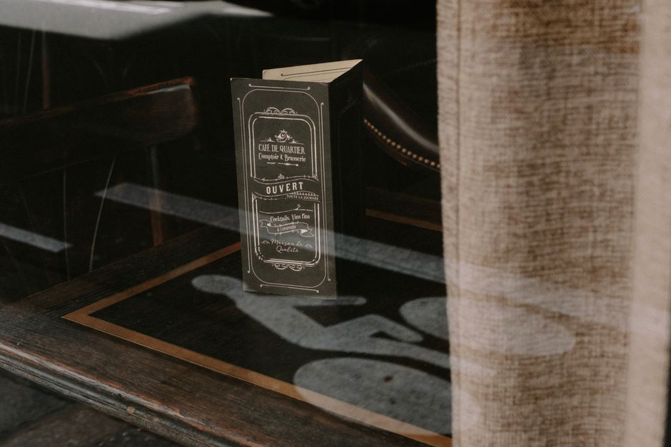 Mesa temática con carta digital en pantalla táctil