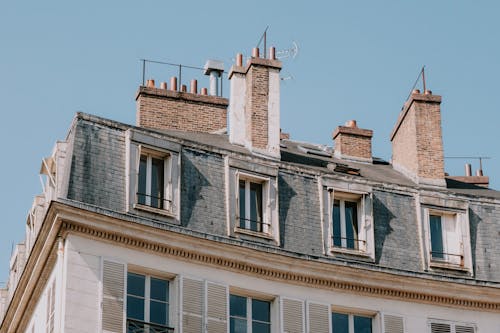 Fotos de stock gratuitas de cielo azul, edificio de apartamentos, edificio de ladrillos