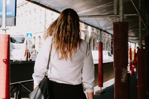 Základová fotografie zdarma na téma bílé dlouhé rukávy, brunetka, nošení