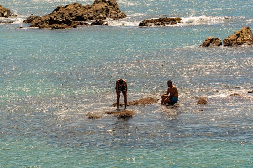 Ücretsiz deniz, erkekler, kayalar içeren Ücretsiz stok fotoğraf Stok Fotoğraflar