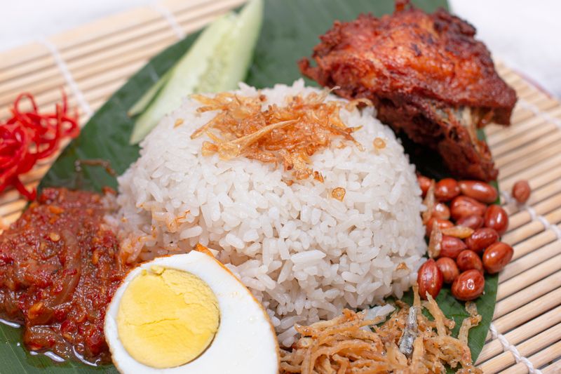 Nasi Lemak di atas daun pisang