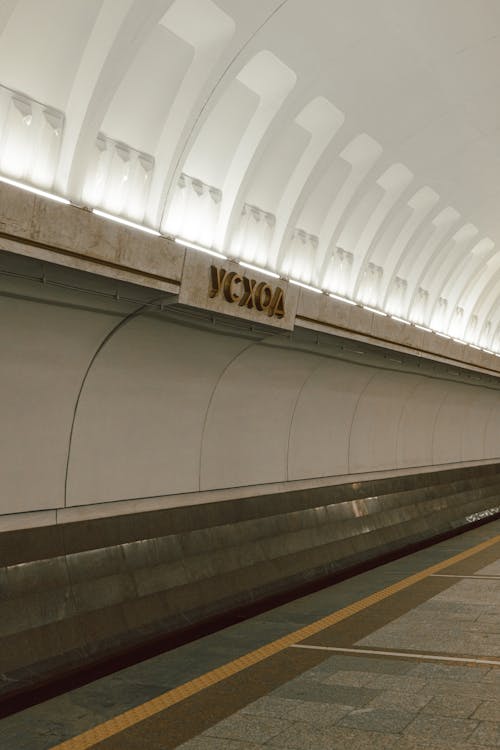 Foto profissional grátis de estação de metrô, plataforma de metrô, tiro vertical