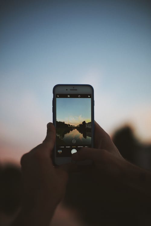 Immagine gratuita di fotografia mobile, mani, scattare foto