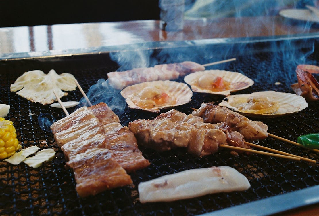 バーベキューと焼きたてのタヒン