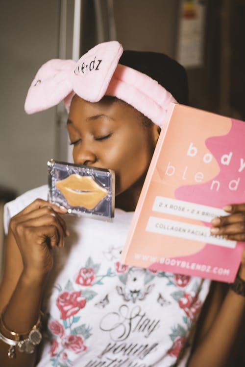 Mujer Sosteniendo Dos Cajas De Productos Cosméticos