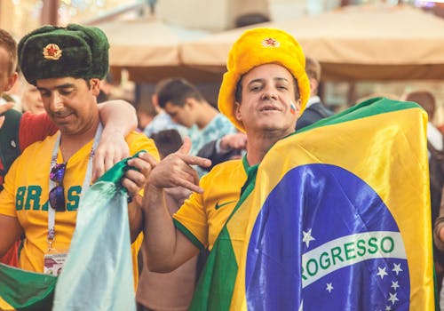 бесплатная люди, имеющие вечеринку с желто зеленым флагом Стоковое фото
