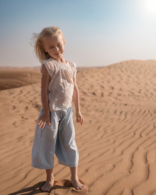 Foto profissional grátis de calças azuis, descalço, deserto