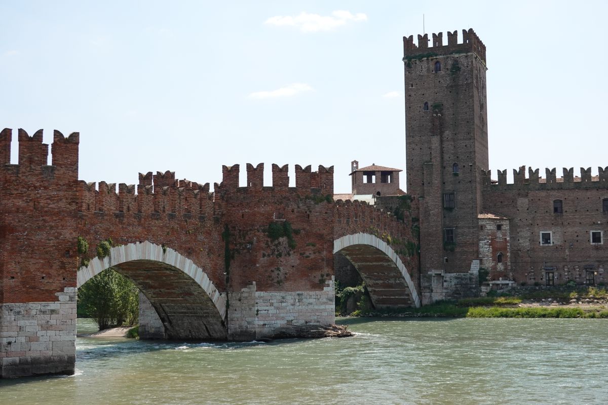 Castelvecchio si podul de caramida rosie peste Adige
