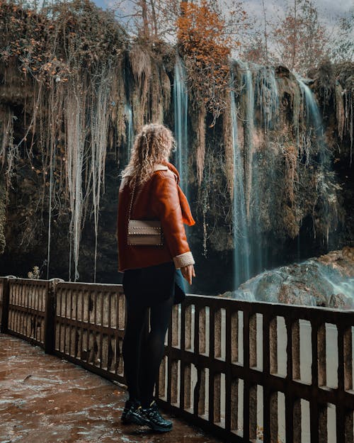 Foto stok gratis air terjun, berambut pirang, dek pemandangan