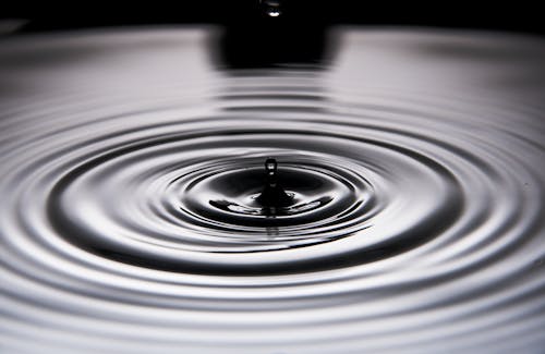 Free Close-Up Shot of a Water Droplet Stock Photo
