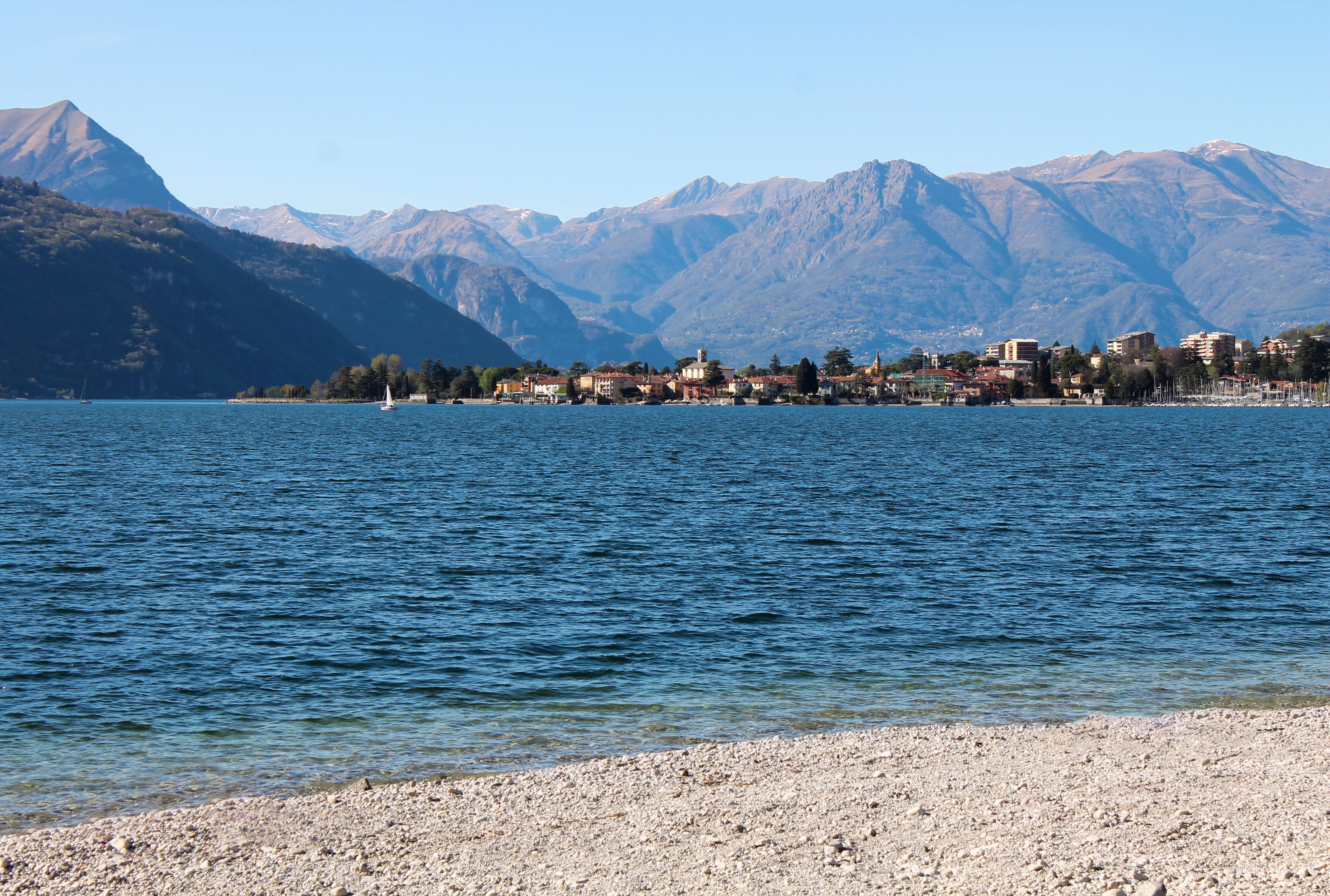 Klares Seewasser mit Blick auf die Natur