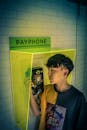 在越南嘉莱，一名青少年正在使用老式付费电话亭
