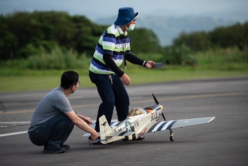 Foto d'estoc gratuïta de avió, competició, homes