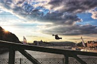 日落时分，有人在布达佩斯的一座桥上拍摄了激动人心的后空翻，展现了这座城市的天际线