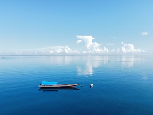 Gratuit Photos gratuites de bateau en bois, ciel bleu, eau bleue Photos