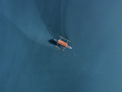 Darmowe zdjęcie z galerii z drewniana łódź, latający, morze