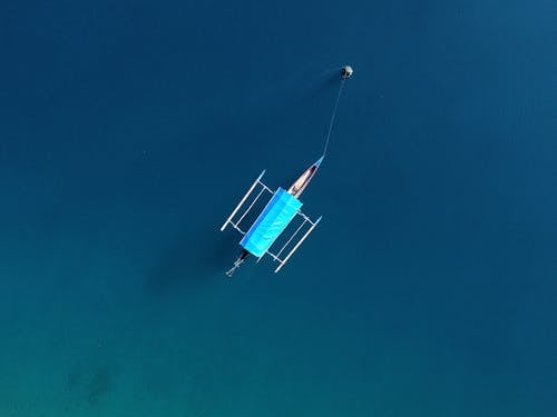 Darmowe zdjęcie z galerii z drewniana łódź, latający, morze